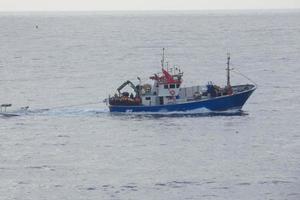 navio de pesca que retorna da pesca no mar mediterrâneo. foto