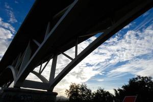 ponte sobre o rio llobregat, obras de engenharia para a passagem de carros, caminhões e ônibus. foto