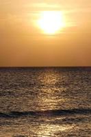 pôr do sol sobre o mar, pôr do sol no outono na praia de zahara de los atunes, cádiz, andaluzia, espanha foto