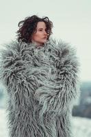 mulher em roupas históricas de inverno ucraniano - gunia, casaco de pele de carneiro foto