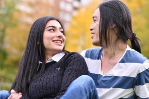 casal misto relaxando no parque foto