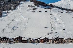 aldeia de montanha na neve foto