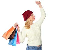 jovem mulher bonita moderna com um monte de sacolas de compras foto