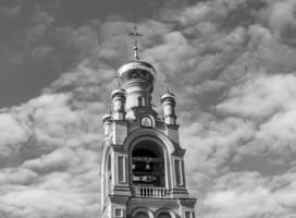 cruz de igreja cristã em torre alta para orações foto