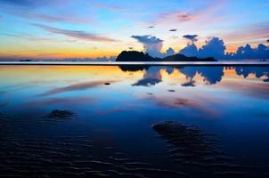 nascer do sol na praia de hat sai ri em chumphon foto