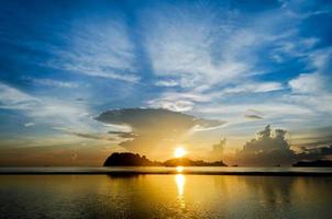 nascer do sol na praia de hat sai ri em chumphon foto