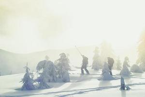 viajantes movendo-se sobre a neve na paisagem de esquis photo foto