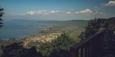 ponto de vista hin chang si que pode ver o cenário da barragem ubolratana abaixo do céu, montanhas e lagos. foto