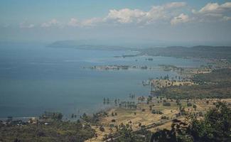 ponto de vista hin chang si que pode ver o cenário da barragem ubolratana abaixo do céu, montanhas e lagos. foto