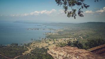 ponto de vista hin chang si que pode ver o cenário da barragem ubolratana abaixo do céu, montanhas e lagos. foto