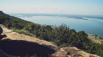 ponto de vista hin chang si que pode ver o cenário da barragem ubolratana abaixo do céu, montanhas e lagos. foto