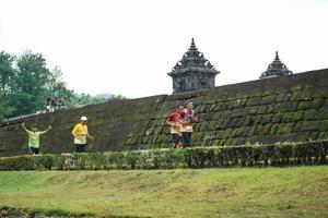 yogyakarta, indonésia - 20 de novembro de 2022, o contingente de corrida do templo de sleman passou pela rota cênica do templo de barong, eles participaram de um concurso de corrida em trilha. foto