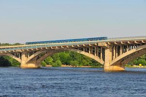 ponte do metrô - kiev, ucrânia foto