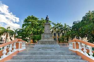 estátua do general manuel cepeda peraza, governador de yucatan, colocada em 1896 no parque hidalgo em merida, estado de yucatan, méxico. foto