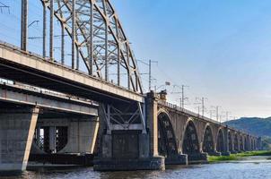 ponte ferroviária de darnytskyi - kiev, ucrânia foto