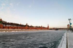 muro do kremlin - moscou, rússia foto