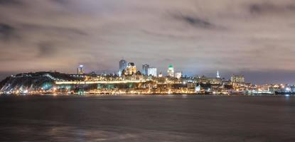 panorama da cidade de quebec à noite foto