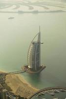 dubai, emirados árabes unidos - 25 de novembro de 2012 - vista da praia de luxo de dubai e burj al-arab, em dubai, emirados árabes unidos. o bur é o hotel mais exclusivo do mundo e sete estrelas em dubai. foto