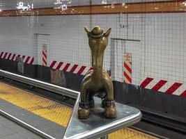 nova york city - 29 de janeiro de 2018 - escultura tom otterness na estação de metrô 14th street no sistema de metrô da cidade de nova york. foto