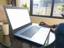 mulheres usando computador portátil trabalhando em casa com tela de desktop branca em branco. foto