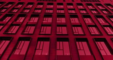 fundo vermelho feito de objeto de casa moderna exterior. detalhe arquitetônico do arranha-céu, close-up no windows. imóveis, apartamentos residenciais e escritórios. cor do ano 2023 - viva magenta foto