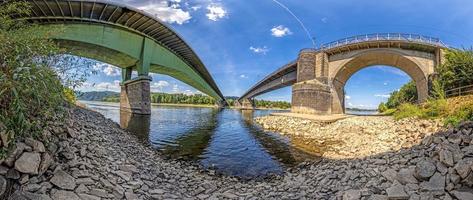 foto em grande angular de uma ponte moderna e histórica sobre o Reno