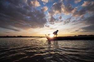 pescadores de sombra dirigem barcos motorizados com redes para pescar nos rios da tailândia, pesca na ásia. foto