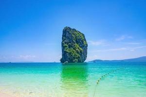 bela paisagem idílica e areia branca na ilha de koh poda cidade de krabi thailand.krabi - no sul da tailândia é um dos lugares mais relaxantes do planeta. foto