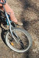 menina de bicicleta na estrada secundária foto