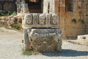 rostos de pedra na cidade antiga de myra em demre, antalya, turkiye foto