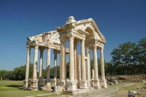 portal monumental, tetrapylon na cidade antiga de aphrodisias em aydin, turkiye foto