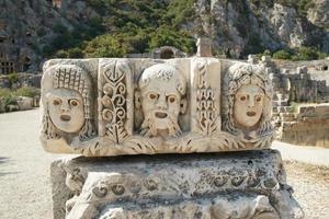 rostos de pedra na cidade antiga de myra em demre, antalya, turkiye foto
