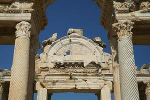 portal monumental, tetrapylon na cidade antiga de aphrodisias em aydin, turkiye foto