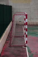 antigo equipamento esportivo de gol de futebol de rua abandonado foto