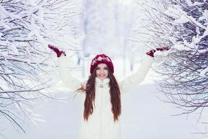 mulher no inverno ao ar livre foto