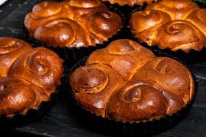 pão fresco do forno. torta de queijo tradicional da romênia chamada saralie. pão caseiro feito de farinha de trigo branca. foto