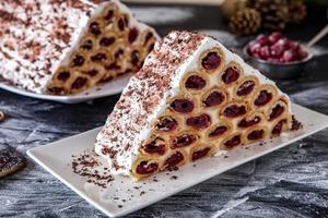 uma sobremesa ou bolo moldavo tradicional que consiste em panquecas com cereja, creme de leite e creme de chocolate, também chamado de cosma lui guguta. foto