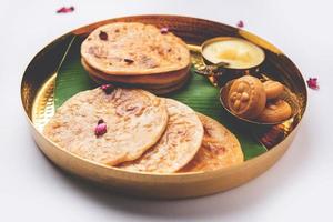 doce khoya roti ou peda chapati paratha feito com creme de leite espesso ou khoa, khowa, mawa foto