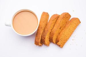 biscoito crocante de bolo ou torrada delhi com chá masala foto