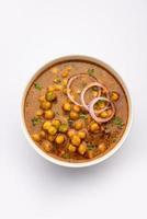 punjabi chana masala ou chole masala, é um curry autêntico do norte da Índia feito com grão de bico foto