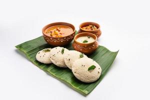 sambar à toa ou idli com sambhar e chutney verde e vermelho. popular café da manhã do sul da Índia foto