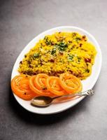 aloo poha com jalebi, combinação de lanche também chamada imarti e kande pohe foto