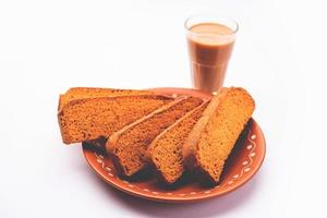 biscoito crocante de bolo ou torrada delhi com chá masala foto