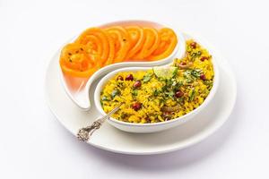 aloo poha com jalebi, combinação de lanche também chamada imarti e kande pohe foto