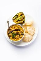 cholar dal e patol aloo sabzi servido com luchi frito ou poori, comida bengali foto