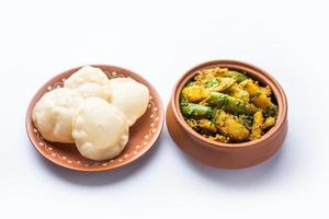 aloo patol sabzi feito com cabaça pontiaguda e batata servido com luchi frito ou poori, comida bengali foto
