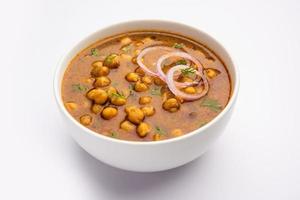 punjabi chana masala ou chole masala, é um curry autêntico do norte da Índia feito com grão de bico foto