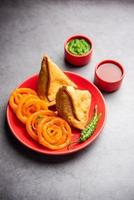 veg samosa com jalebi, combinação de lanche também chamada imarti e sambusa, samusa foto