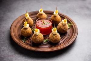 bolas de queijo de milho com molho - lanche de festa popular da índia foto