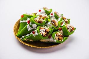 kaju gulkand paan mithai barfi - doce indiano ou sobremesa servida em prato foto